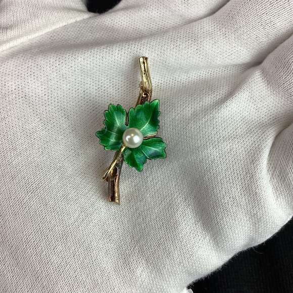 VTG 12/20 GF 12K Gold Filled Genuine Pearl & Enamel Leaf Brooch, 1.5" - Picture 2 of 6